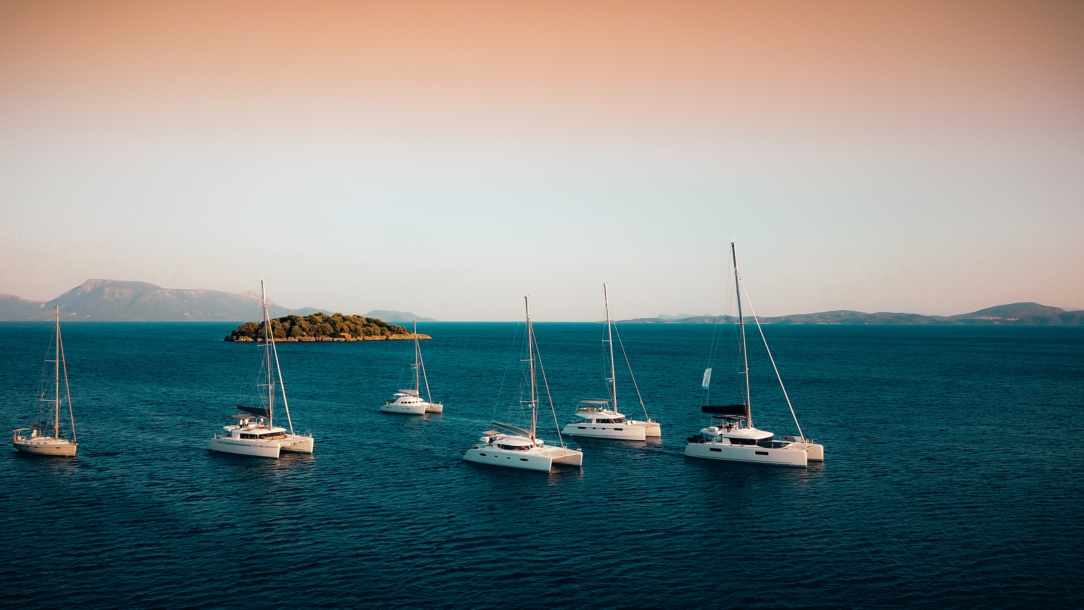 What is a characteristic of a catamaran hull?